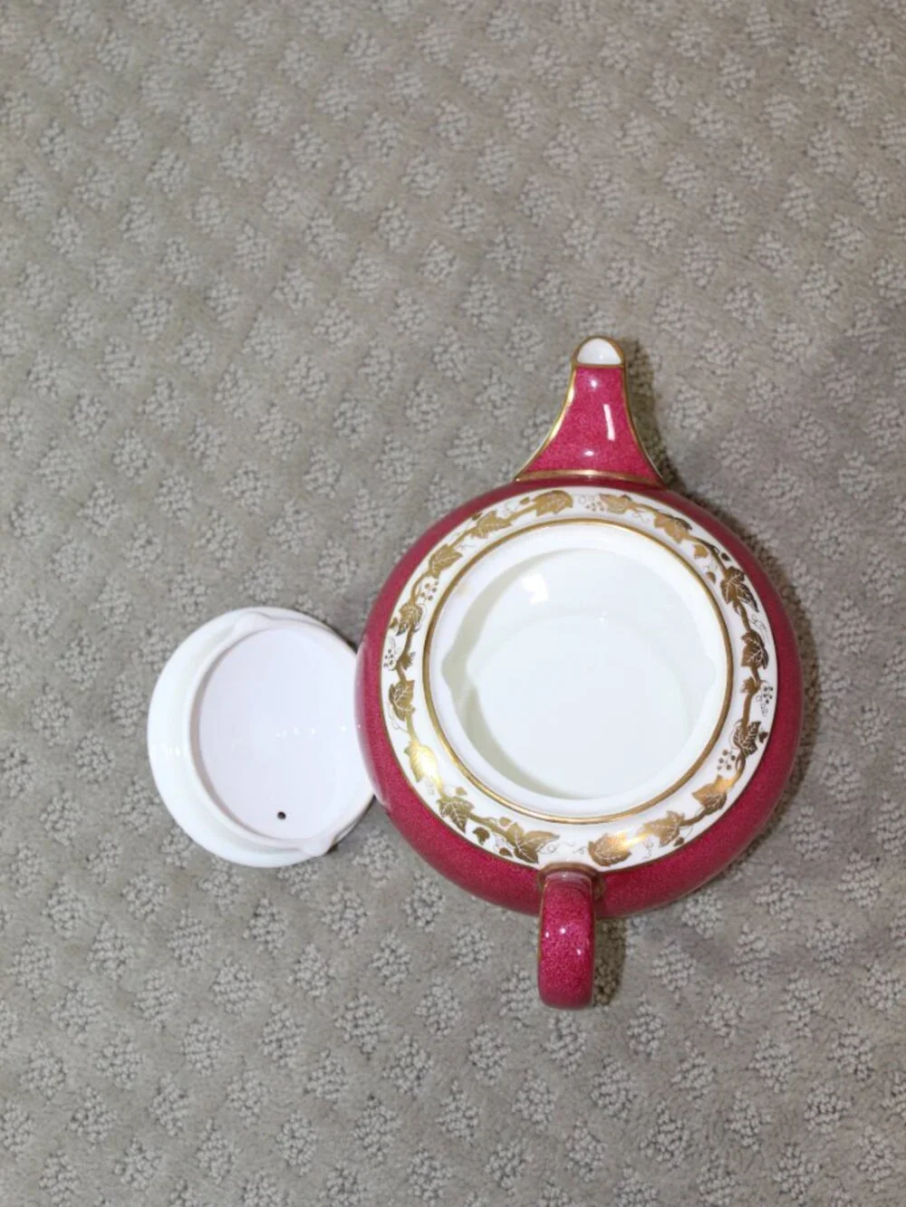 Wedgwood Whitehall W3994 Bone China Powder Ruby Tea Pot